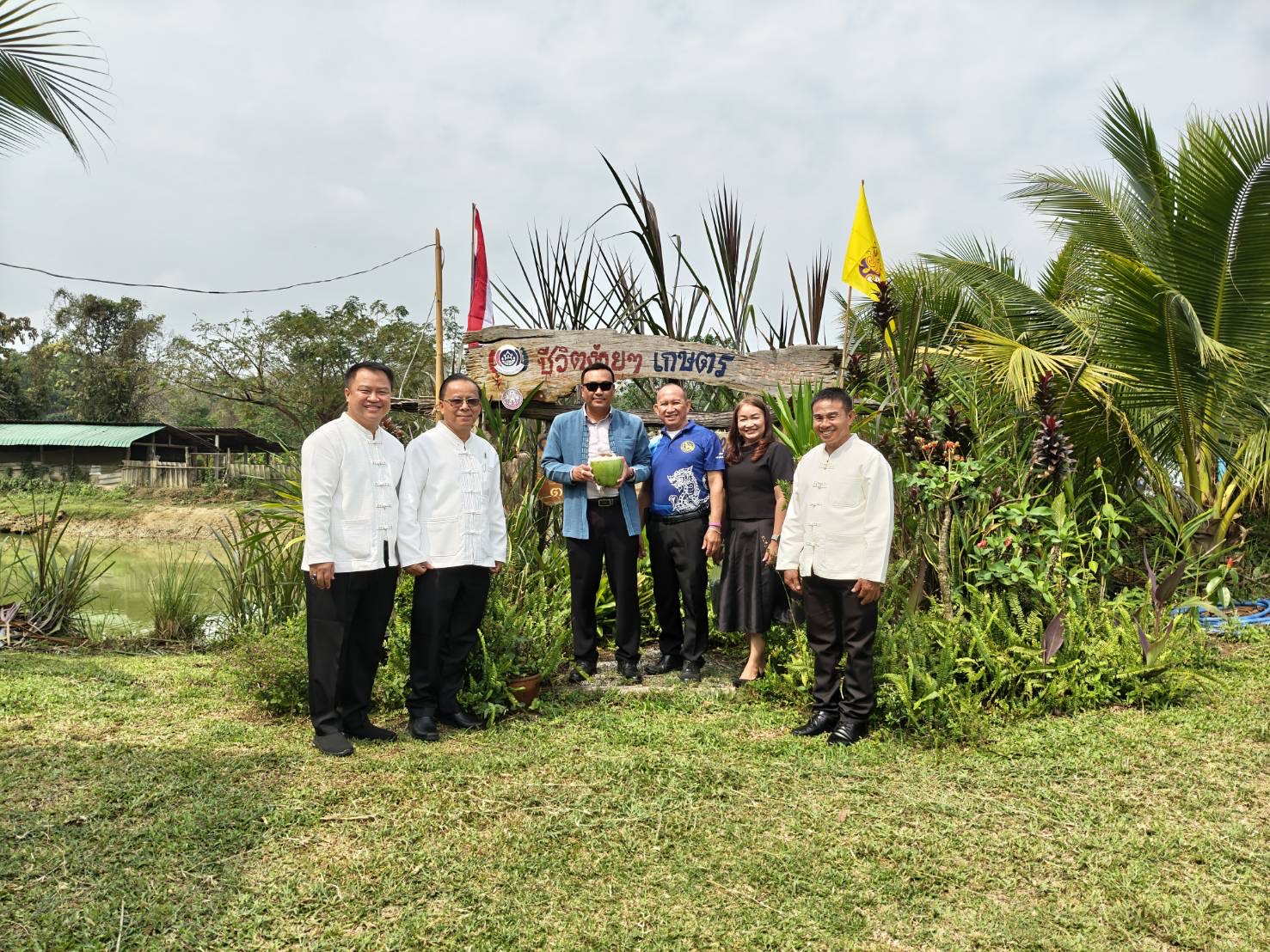 นายอำเภอเมืองเชียงราย  ลุยชิมมะพร้าวน้ำหอมสดๆ โคกหนองนา พช.  หมู่บ้านเศรษฐกิจพอเพียงต้นแบบบ้านเวียงหมาย ตำบลแม่กรณ์