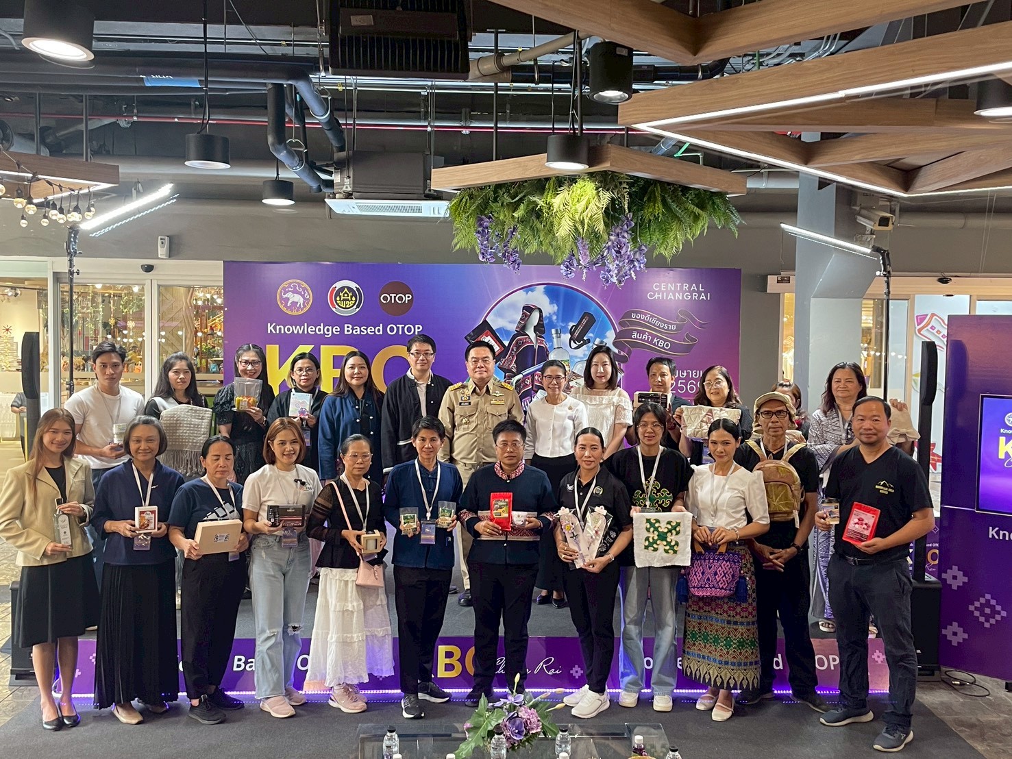 พช.เมืองเชียงราย ร่วมโครงการส่งเสริมกระบวนการเครือข่ายองค์ความรู้ (Knowledge - Based OTOP : KBO) กิจกรรมการจัดแสดงนิทรรศการนำเสนอผลการดำเนินงานการพัฒนาผลิตภัณฑ์ OTOP และประกวดการพัฒนาผลิตภัณฑ์เด่น OTOP จังหวัดเชียงราย