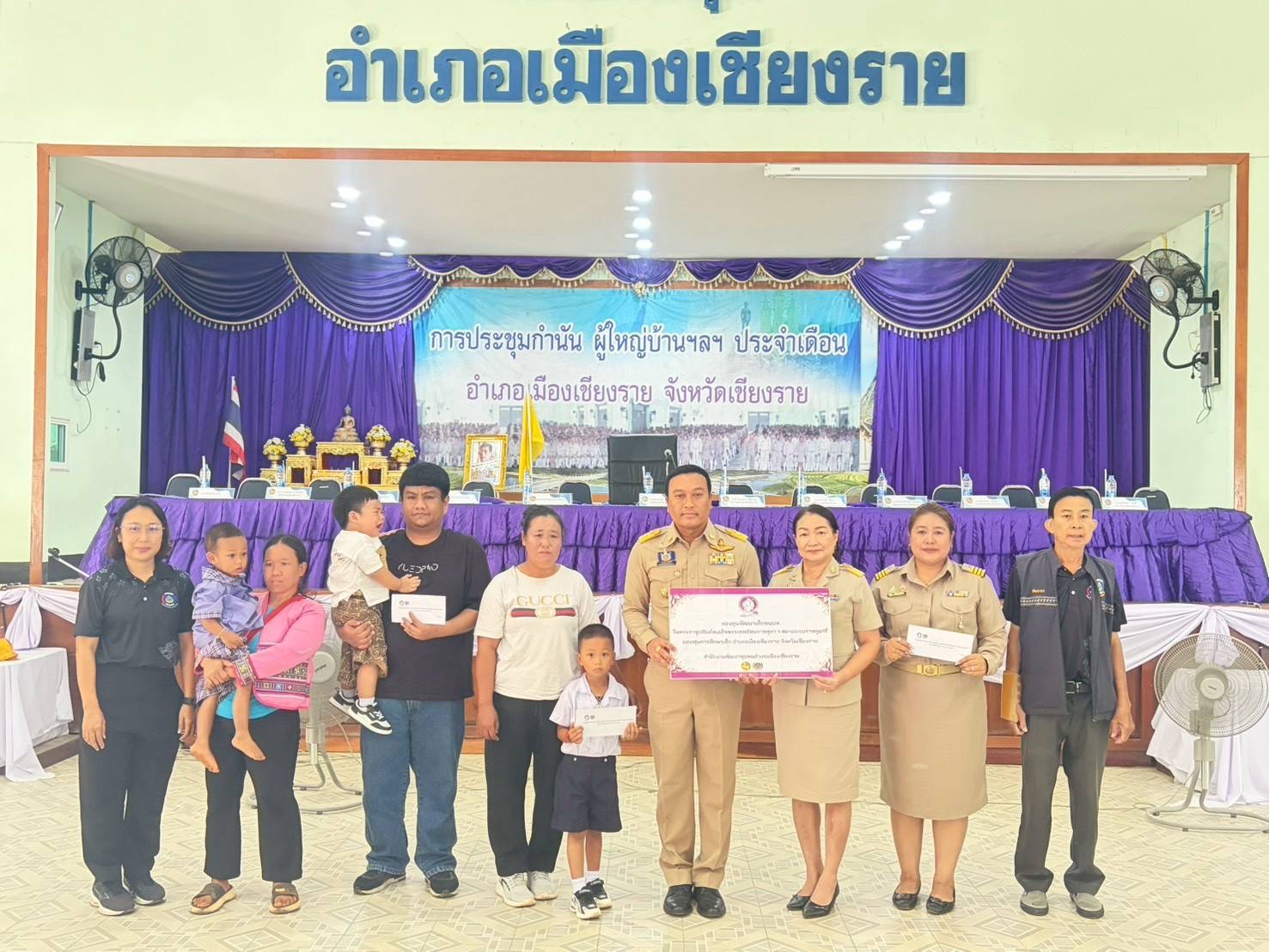 พช.เมืองเชียงราย ดำเนินการมอบทุนอุปการะเด็กยากจนและด้อยโอกาส โดยกองทุนพัฒนาเด็กชนบทในพระราชูปถัมภ์สมเด็จพระเทพรัตนราชสุดาฯ สยามบรมราชกุมารี