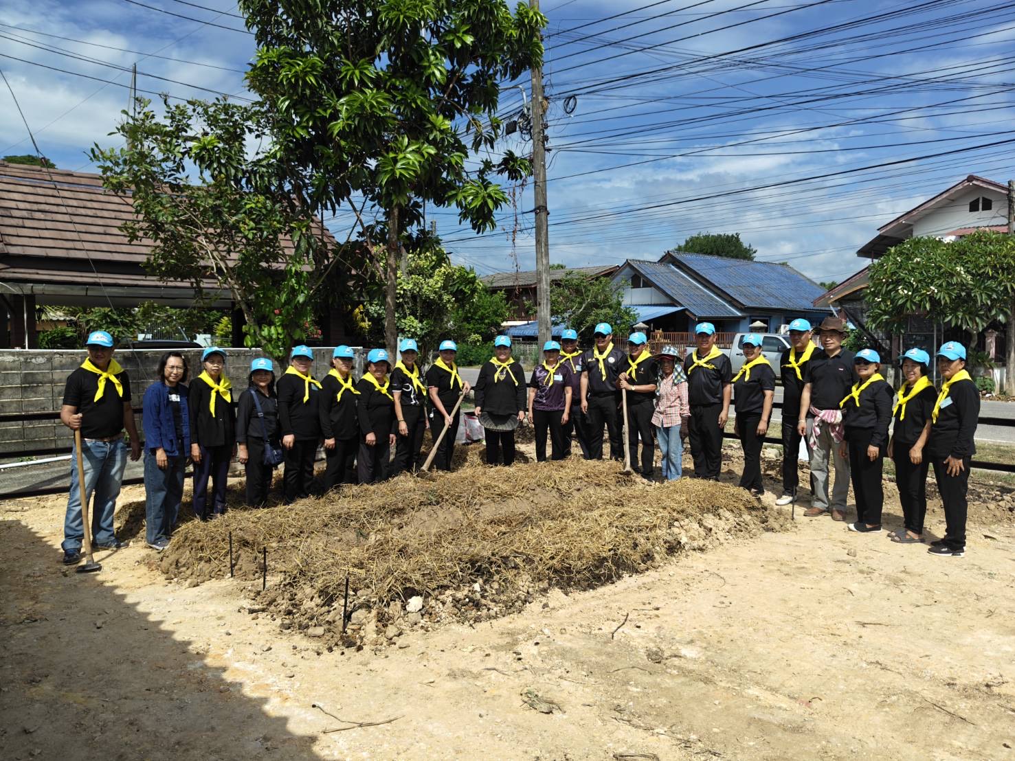 พช.เมืองเชียงราย ร่วมกิจกรรมจิตอาสาบำเพ็ญสาธารณประโยชน์ และเตรียมพื้นที่พิธีมอบบ้านตามโครงการบ้านห่วงใยจากใจ GLO ประจำปี 2569